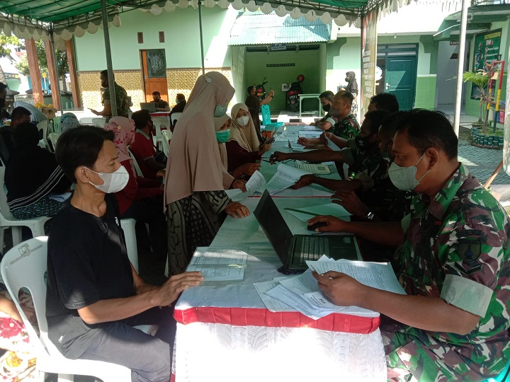 Para PKL dan nelayan saat menerima bantuan uang tunai dari Pemerintah Pusat. SP/MUHAJIRIN KASRUN