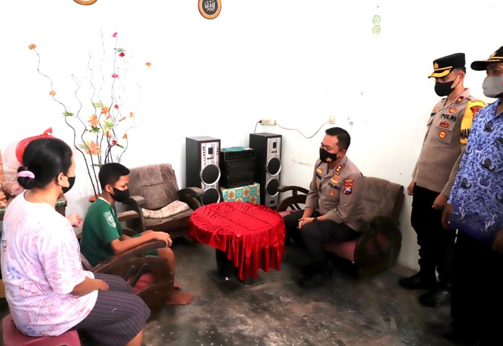 Kapolres Kediri saat berikan tali asih pada anak penderita penyumbatan lambung