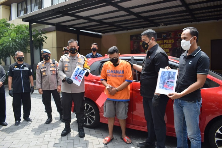 Pelaku dan barang bukti ditunjukkan saat rilis. SP/Sugeng Purnomo