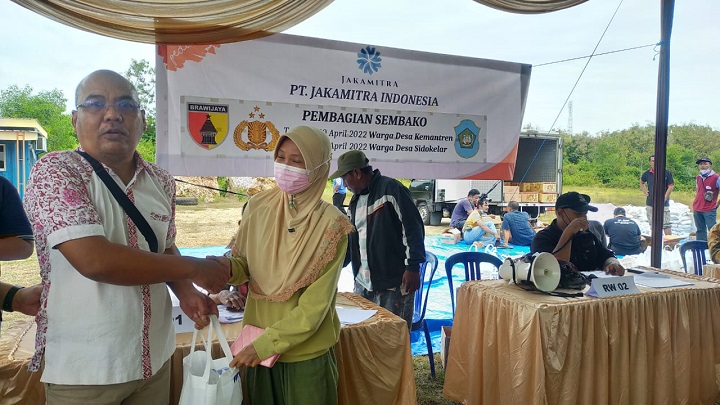 Warga saat menerima paket sembako dari PT Jaka Mitra Indonesia. SP/MUHAJIRIN KASRUN