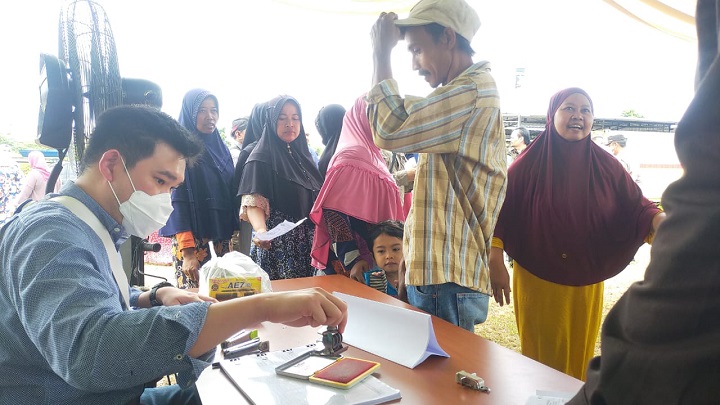 Warga Kemantren saat mengantri untuk mendapatkan paket sembako. SP/MUHAJIRIN