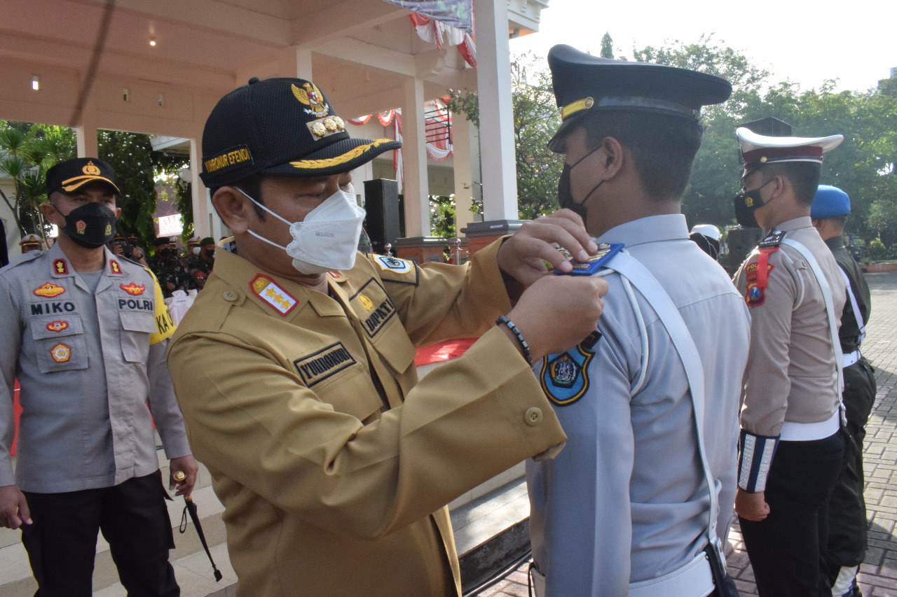 Bupati Yuhronur Efendi saat menyematkan penanda operasi ketupat ke personil didampingi Kapolres dan Dandim 0812. FOTO:SP/MUHAJIRIN KASRUN
