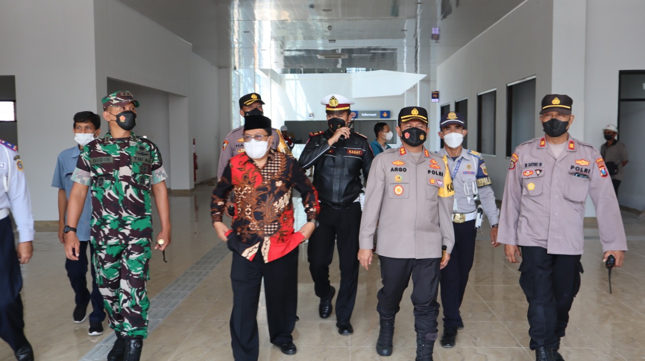 Rombongan Wali Kota Blitar bersama Kapolres Blitar Kota dan Dandim saat memantau terminal. SP/Hadi Lestariono