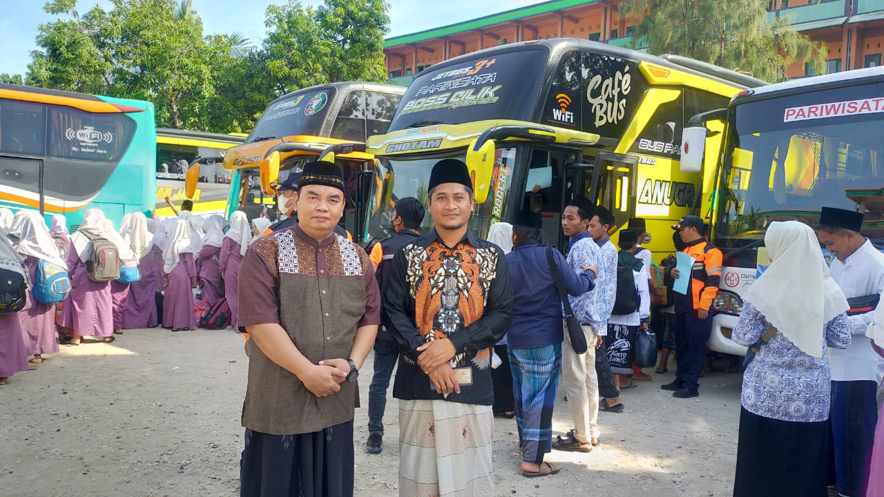 Armada bus dan elf disiapkan untuk angkut ributan santri PPSD menuju kampung halamannya.

FOTO:SP/MUHAJIRIN KASRUN