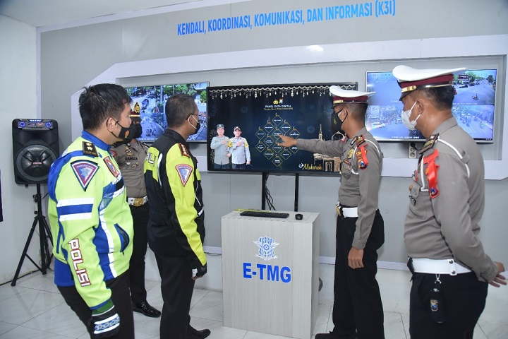 Kasatlantas Polres Lamongan AKP Aristianto Budi Sutrisno saat menjelaskan rencana rekayasa jalan kepada rombongan Dirlantas Polda Jawa Timur. SP/MUHAJIRIN KASRUN