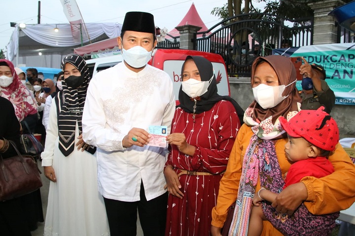Bupati saat menyerahkan KK dan KTP ke warga Desa Pataan Sambeng. SP/MUHAJIRIN KASRUN