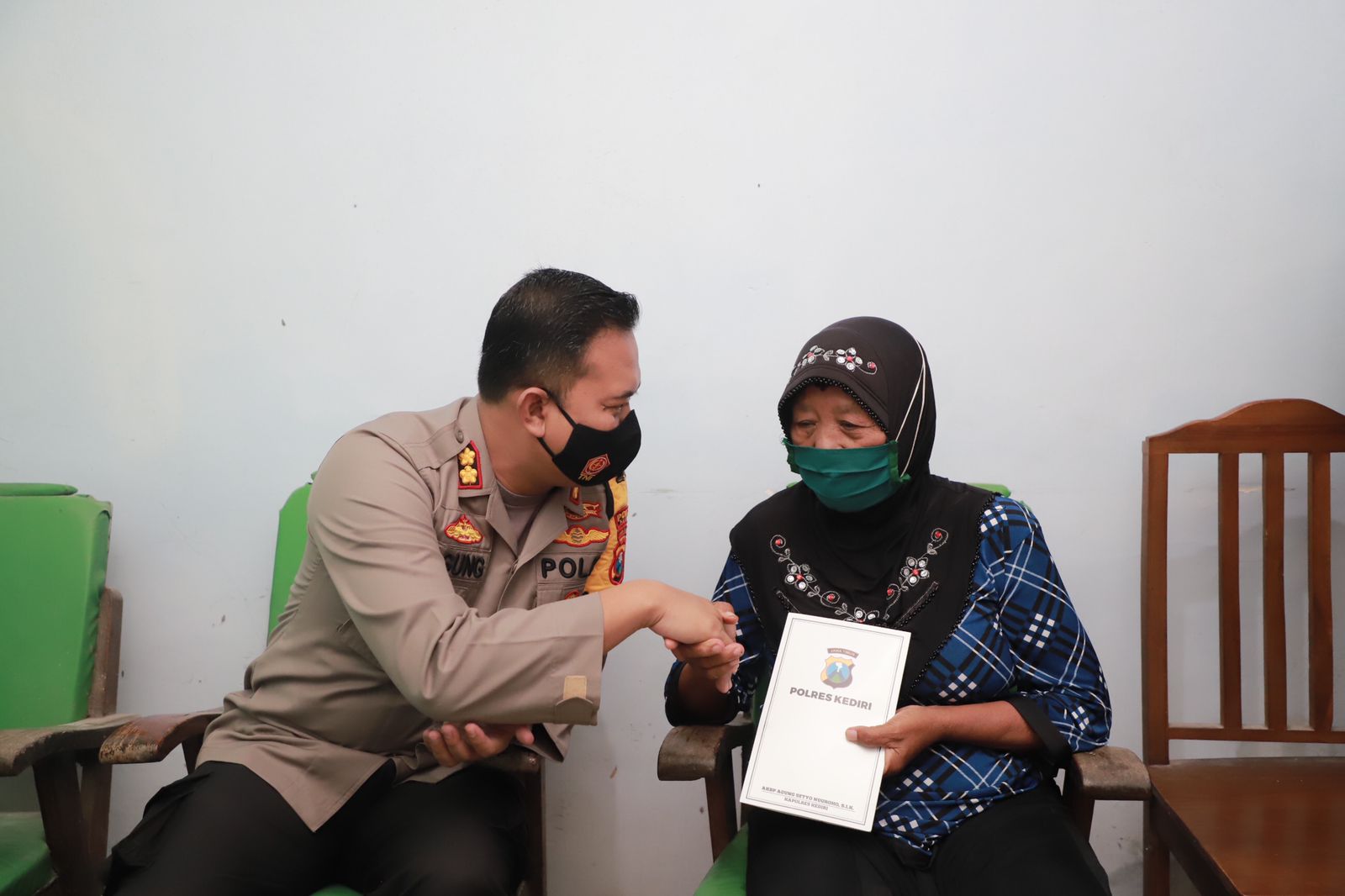 Kapolres Kediri AKBP Agung Setya Nugroho saat memberikan santunan dan penghargaan pada Mbah Poninten