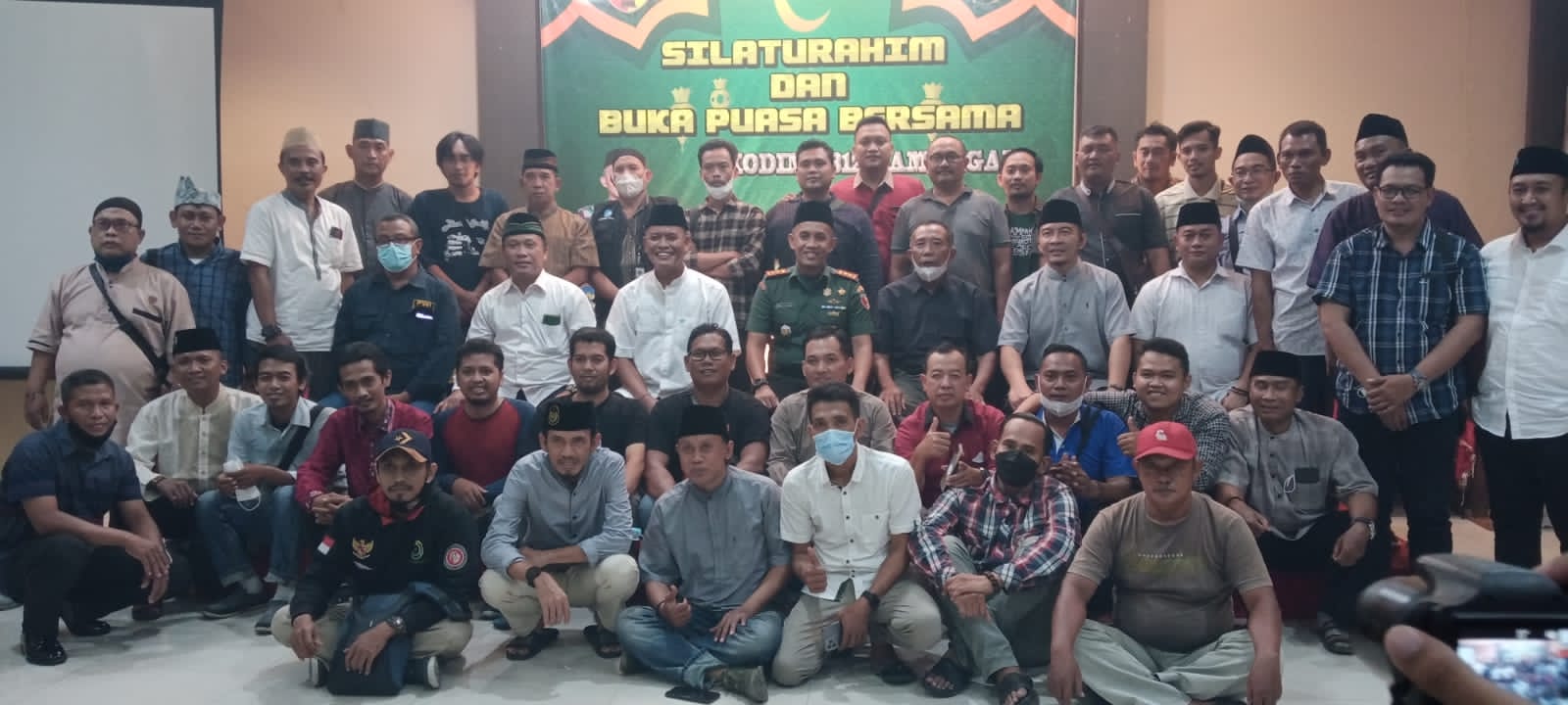 Dandim, Kasdim dan keluarga besar Kodim berpose bersama wartawan usai bukber.

FOTO:SP/MUHAJIRIN KASRUN
