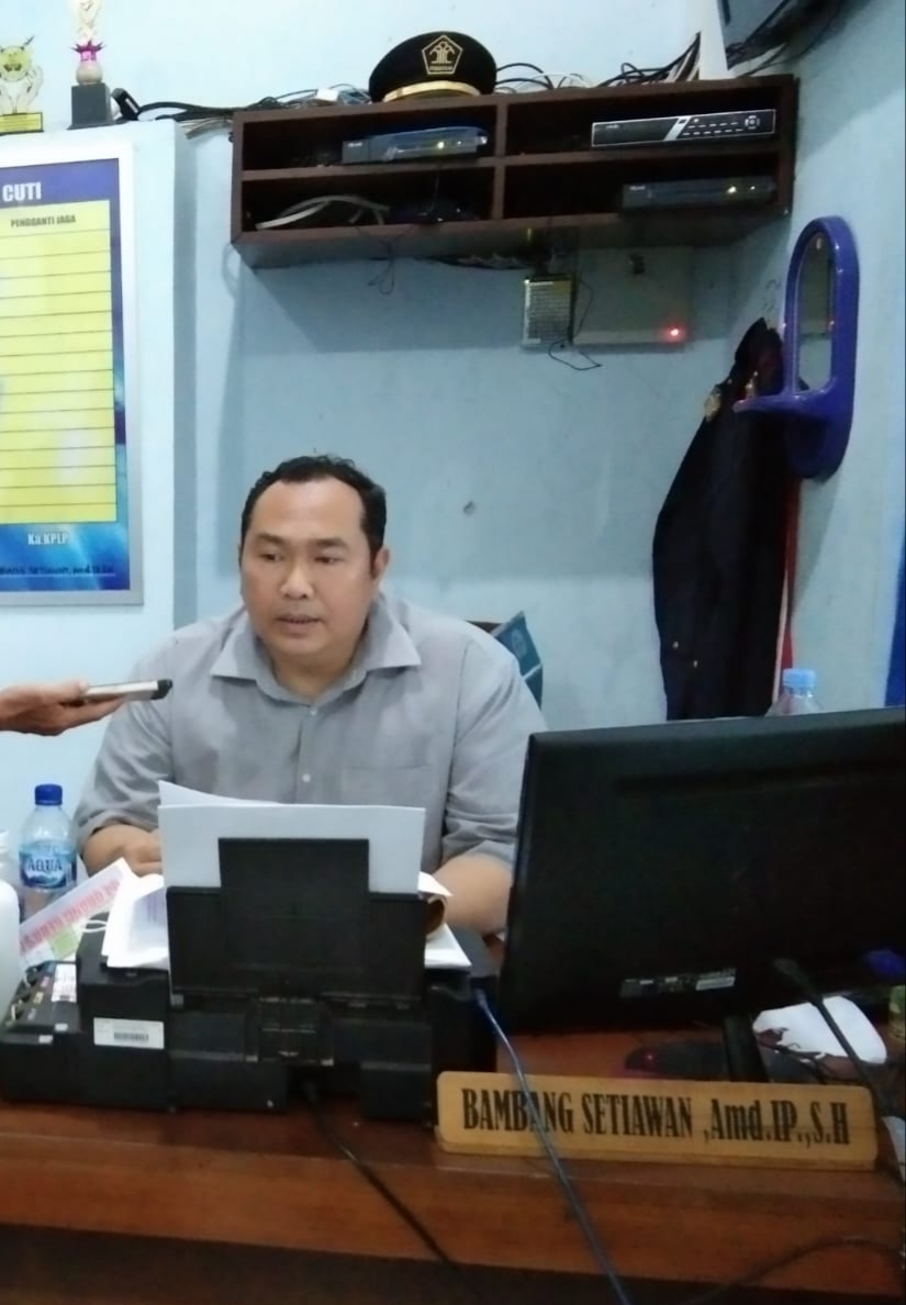 Bambang Setiawan selaku Kepala Kesatuan Pengamanan (KKP) Lapas Blitar memberikan keterangan di ruang kerjanya kepada wartawan. SP/Hadi Lestariono