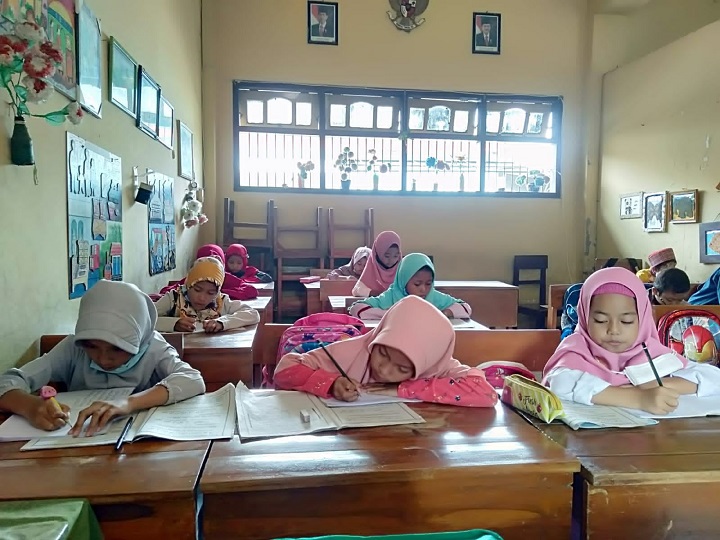 Dokumen, saat proses belajar mengajar di salah satu TPQ di Surabaya.