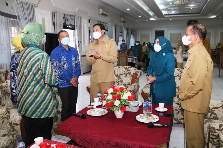 Bupati Yuhronur Efendi beserta istri menerima tim penilai dari Jatim. SP/MUHAJIRIN KASRUN