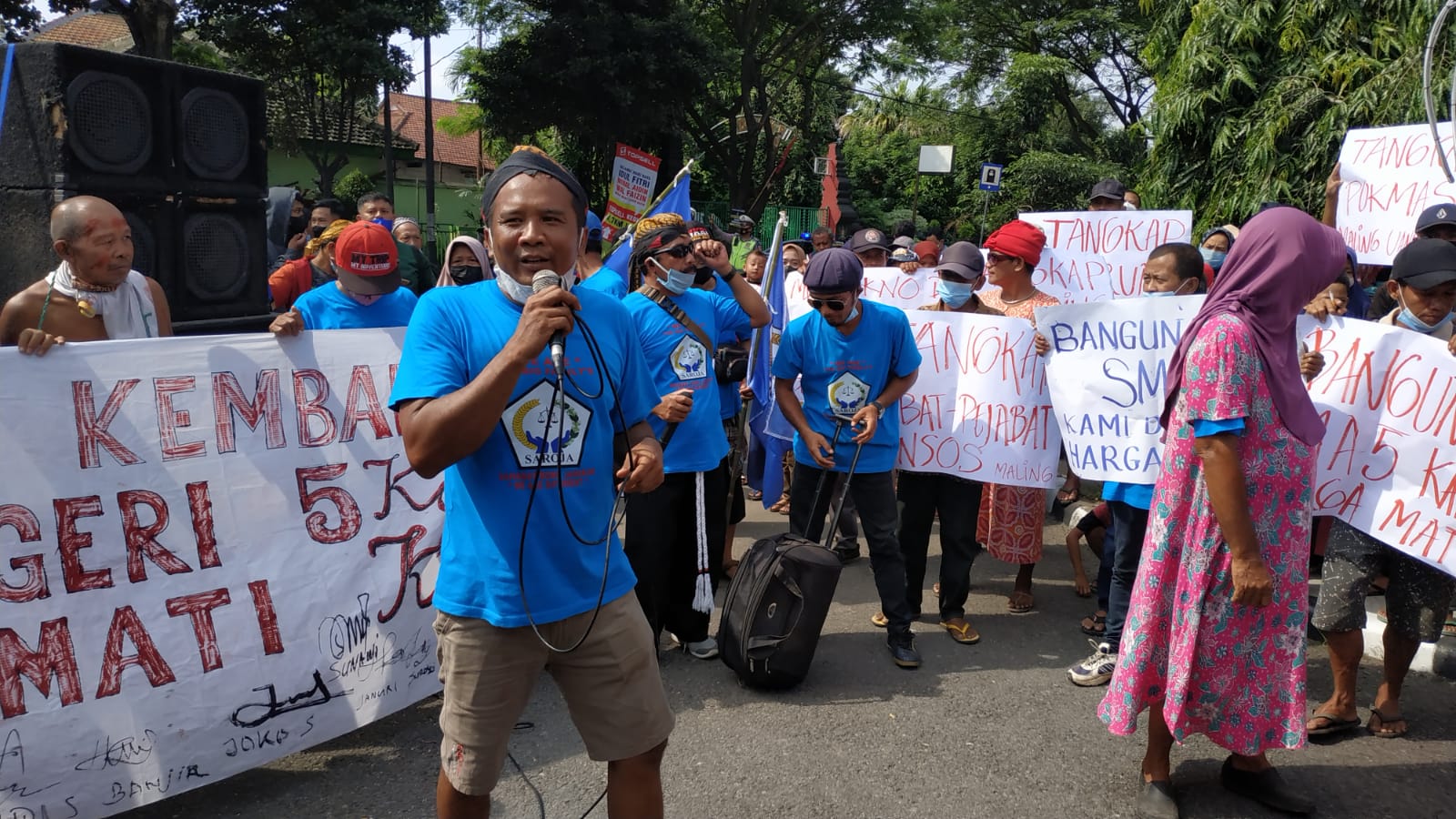 Priyo, Aktivis Saroja saat menggelar demo di depan gedung DPRD Kota Kediri