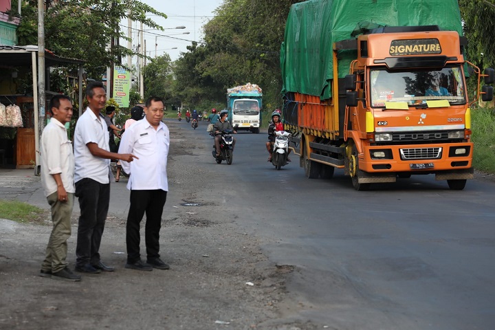 Bupati Gus Muhdlor memastikan pemeliharaan ruas jalan dan betonisasai rampung tahun ini. SP/Sugeng Purnomo