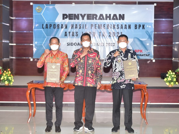 Bupati dan ketua DPRD Lamongan saat menerima LHP LKPD dari BPK. SP/MUHAJIRIN KASRUN