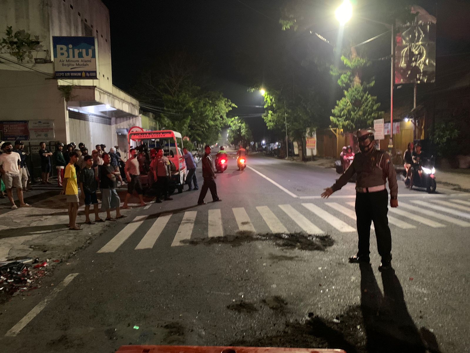 Petugas saat melakukan olah TKP di tempat kejadian. SP/Hadi Lestariono