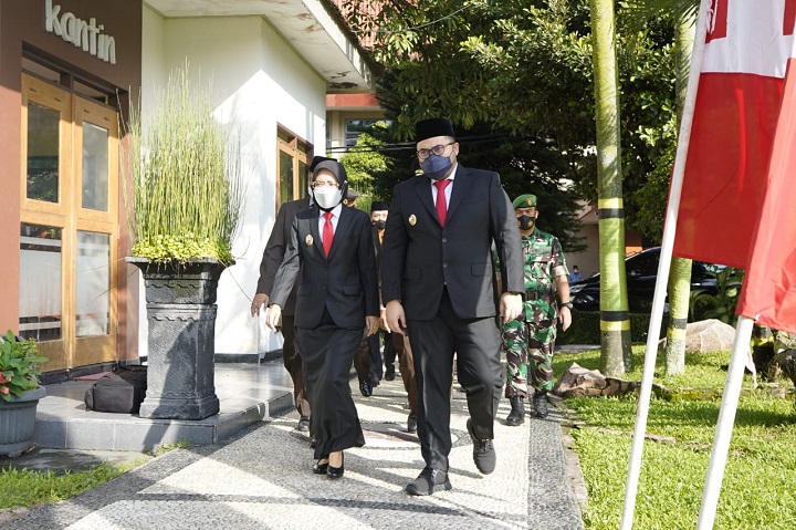 Mas Dito usai memimpin upacara Peringatan Hari Pendidikan Nasional (Hardiknas) di Lapangan Kantor Pemerintah Kabupaten Kediri, Jumat (13/5/2022).