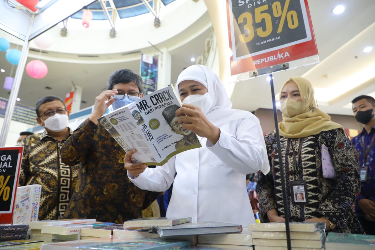 Gubernur Jatim Khofifah Indar Parawansa saat mengunjungi festifal Hari Buku Nasional 2022, di Maspion Square Surabaya, Selasa (17/5/2022)
