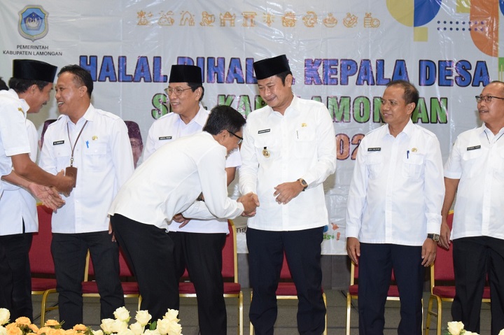 Bupati saat saat halal bi halal dengan kades se Kabupaten Lamongan. SP/MUHAJIRIN KASRUN