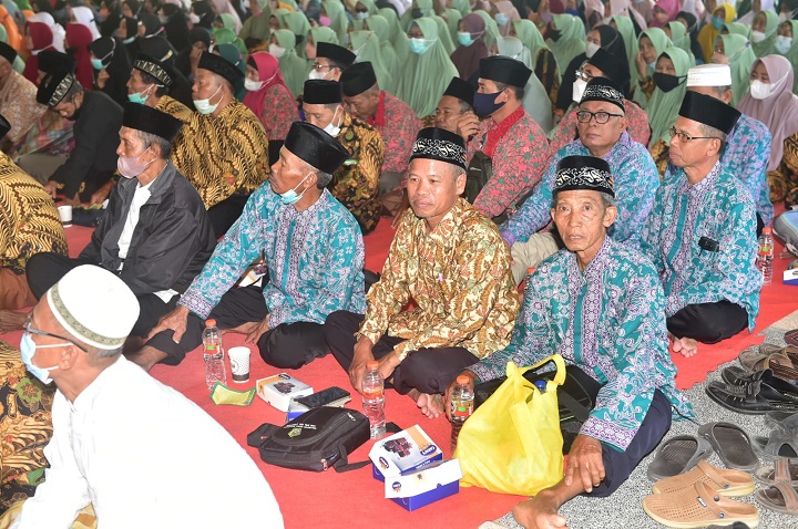 Para CJH saat mengikuti proses manasik haji di Masjid Namira Lamongan. SP/MUHAJIRIN KASRUN
