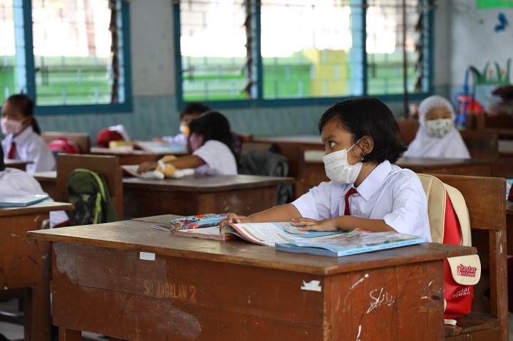 Salah seorang siswi Sekolah Dasar di Kota Kediri saat mengikut kegiatan belajar mengajar 
