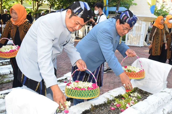 Bupati dan Wabup saat menebar bunga di makam leluhur di Lamongan. SP/MUHAJIRIN KASRUN