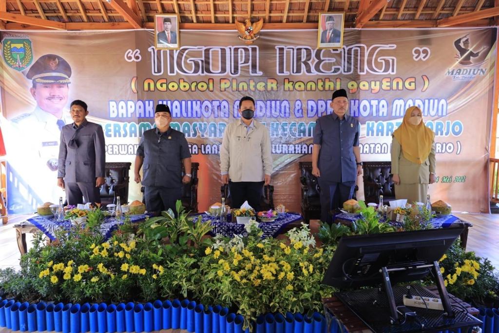 Walikota Madiun H Maidi membuka forum ngopi ireng dan bagi- bagi sembako serta minyak goreng kepada pelaku umkm . 