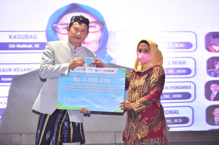 Bupati menyerahkan kartu YES dan bantuan kepada penerima. SP/MUHAJIRIN KASRUN