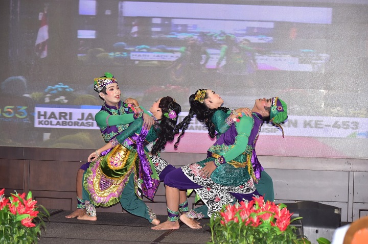 Suguhan tari juga ikut menyemarakan acara sakral di Pendopo. SP/MUHAJIRIN KASRUN