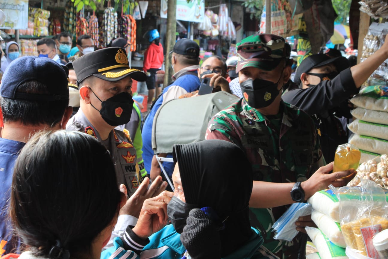 Komandan Kodim 0808 Blitar Letkol Inf Didin bersama Kapolres Blitar AKBP Adhitya Panji Anom melakukan sidak di pasar Wlingi. SP/Hadi Lestariono