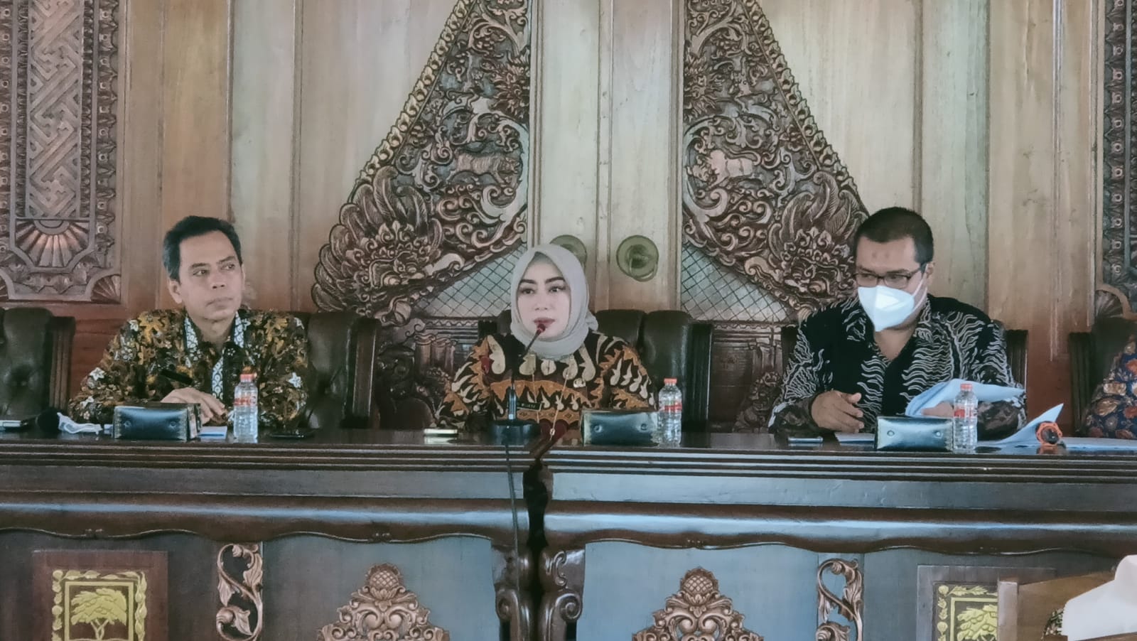 Kepala Diskouperindag Kota Mojokerto, Ani Wijaya saat membuka Sosialisasi Perwali dan Roadmap Pembinaan dan Pengawasan Koperasi di Pendopo Sabha Mandala Tama, Pemkot Mojokerto, Kamis (2/6/2022) pagi. SP/Dwy AS