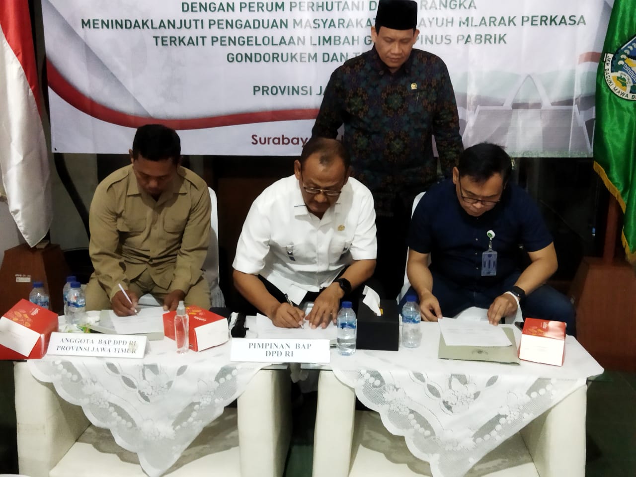 Penandatanganan noto kesepahaman antara perwakilan pengrajin batik Edi Bambang Purwanto (kiri), Ketua BAP DPD RI Bambang Sutrisno (tengah) dan pihak Perum Perhutani (kanan). SP/ARF