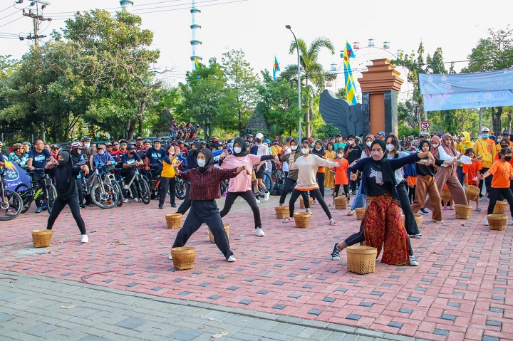 Aksi flash mob puluhan penari meriahkan tari boranan. SP/MUHAJIRIN KASRUN
