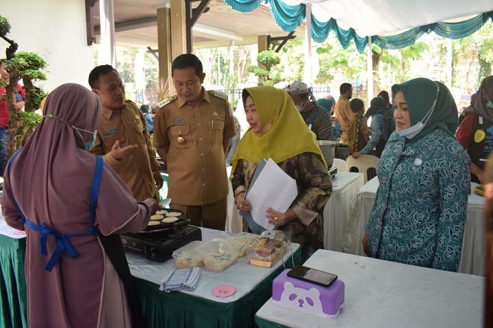Bupati dan istri saat meninjau perlombaan wingko megilan. SP/MUHAJIRIN KASRUN