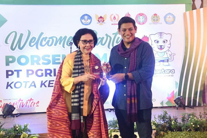 Wali Kota Kediri Abdullah Abu Bakar menyambut baik Kota Kediri menjadi tuan rumah Pekan Olahraga dan Seni Nasional Mahasiswa (PORSENASMA) IV Perguruan Tinggi PGRI