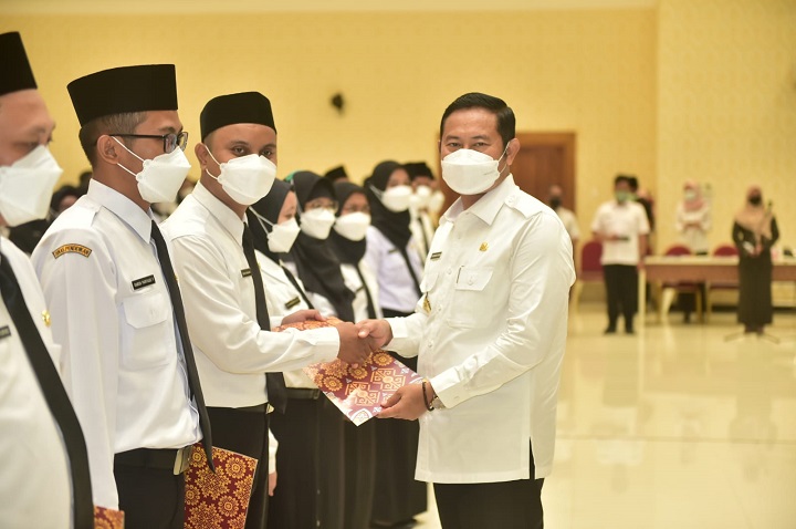 Bupati saat menyerahkan SK ke perwakilan PPPK Guru tahap II formasi 2021. SP/MUHAJIRIN KASRUN