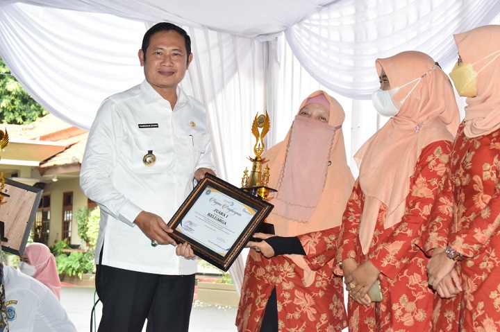 Bupati saat menyerahkan piala penghargaan kepada pemenang lomba masak ikan. SP/MUHAJIRIN KASRUN