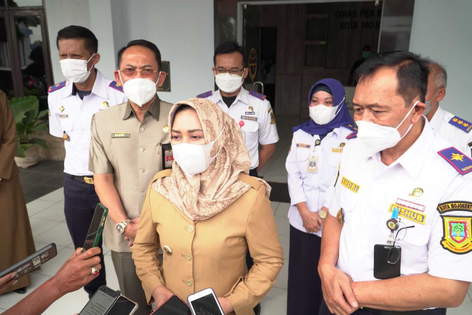 Wali Kota Mojokerto Ika Puspitasari dan Sekdakot Mojokerto Gaguk Tri Prasetyo saat mengunjungi Kantor Dishub Kota Mojokerto. SP/Dwy AS