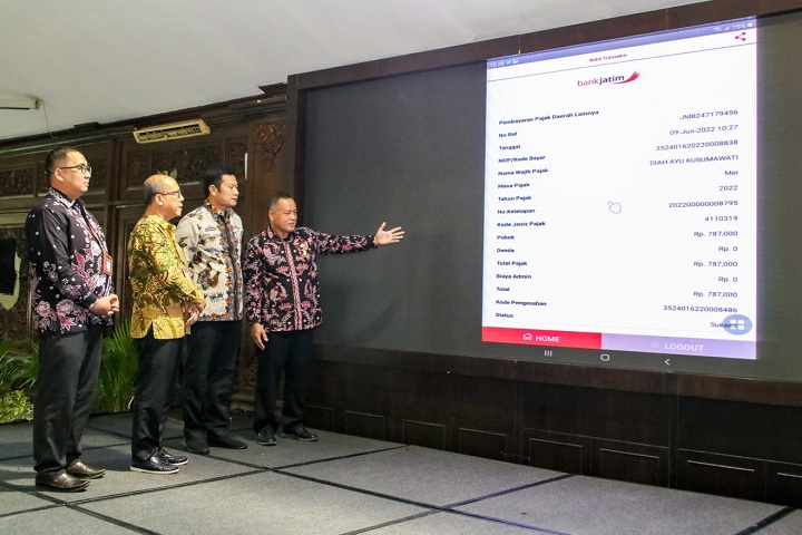 Bupati saat melihat langsung hasil pembayaran pajak via elektronik dalam launching e-SPTPD dan e-BPHTB. SP/MUHAJIRIN KASRUN