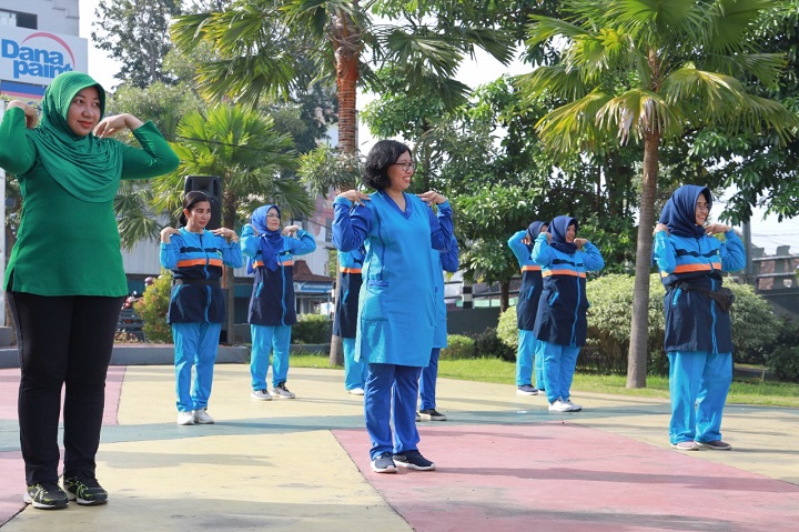 Para emak-emak Gabungan Organisasi Wanita (GOW) Pemerintah Kota Kediri tampak lincah bergerak seiring irama senam