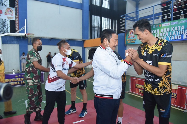 Bupati, Kapolres dan Dandim saat menyalami pemain dalam turnamen bola voly piala Kapolres Cup. SP/MUHAJIRIN KASRUN