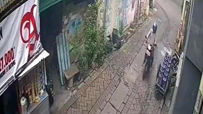 Tangkapan layar rekaman CCTV yang menunjukkan pelaku. SP/Min