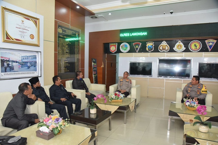 Komisi A DPRD Lamongan saat berbincang dengan Kapolres dan Wakapolres. SP/MUHAJIRIN KASRUN