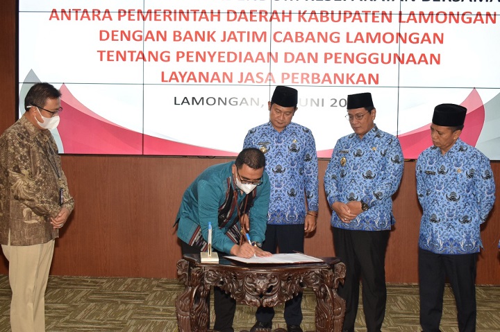 Pimpinan Bank Jatim Lamongan saat menandatangani kesepakatan kerjasama dengan Pemkab setempat. SP/MUHAJIRIN KASRUN