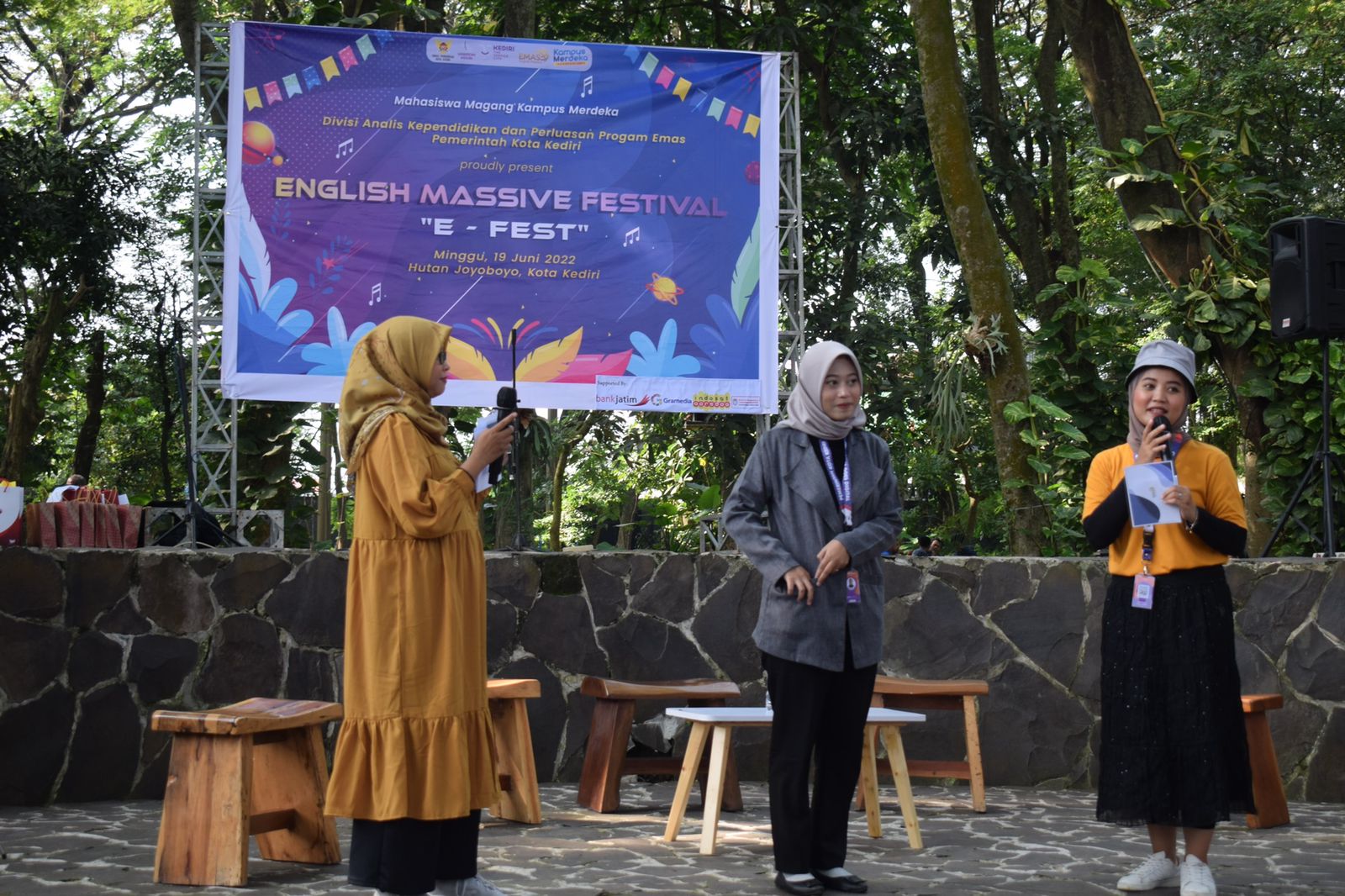 Mahasiswa Magang Merdeka Pemkot Kediri batch 2 mengadakan festival English Massive atau E-Fest yang berlangsung di Taman Hutan Joyoboyo