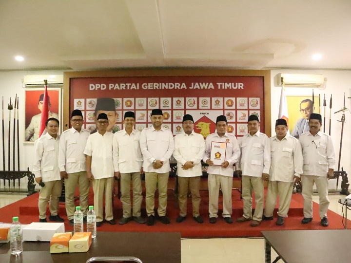 Ketua dan pengurus DPC Gerindra Lamongan berpose bersama pengurus DPD Gerindra Jatim. SP/MUHAJIRIN KASRUN