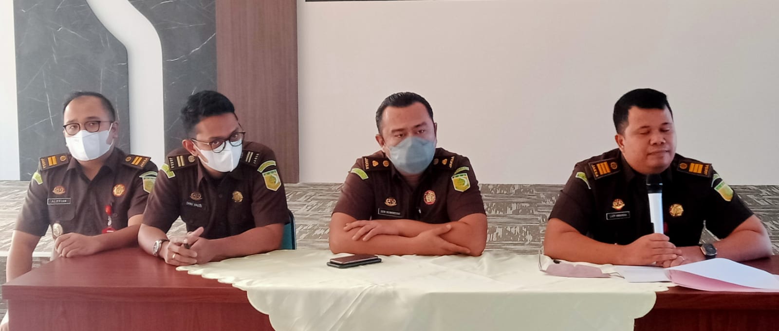 Kasipidum Kejari Gresik Ludi Himawan (kanan) didampingi kepala seksi lainnya saat konferensi pers di Aula Kejari Jl Raya Permata Gresik. SP/Grs