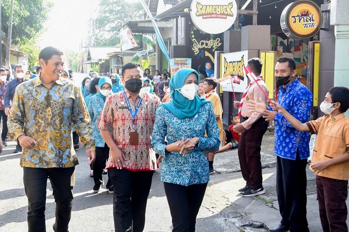 Wali Kota Kediri Abdullah Abu Bakar bersama Ketua TP PKK Kota Kediri Ferry Silviana Abu Bakar menyambut kedatangan tim penilai Lomba Kelurahan dan Lomba Pelaksanaan 10 Program Pokok PKK tingkat provinsi