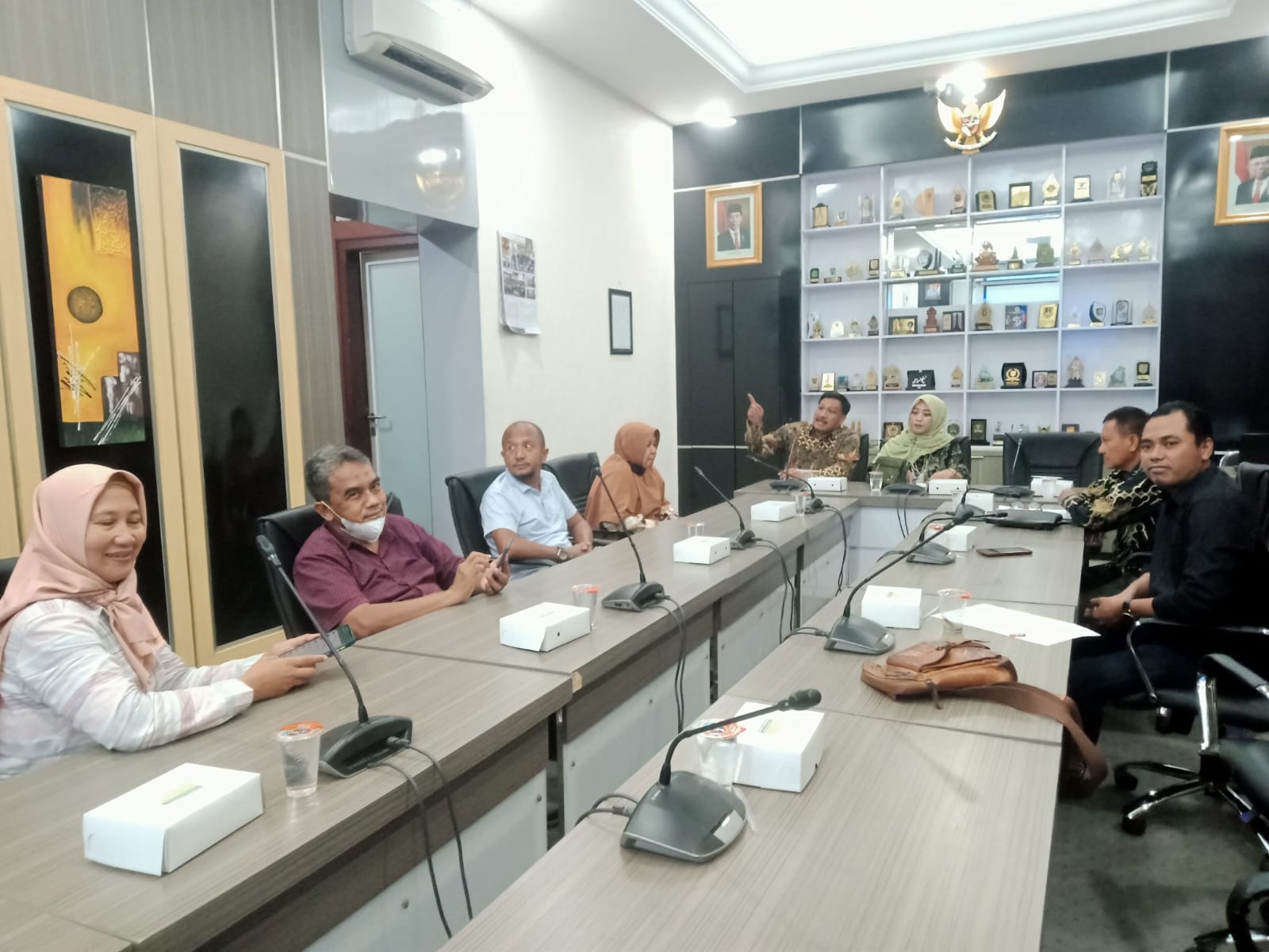 Suasana sidang perdana BK DPRD Gresik yang diketuai Mujid Riduan dengan agenda mendengarkan keterangan dari pengadu kasus pernikahan manusia dengan kambing, Sabtu (25/6) sore. SP/Grs