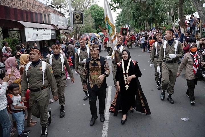 Wali Kota Mojokerto Ika Puspitasari beserta suami saat mengikuti Kirab Budaya Mojo Bangkit. SP/Dwy AS