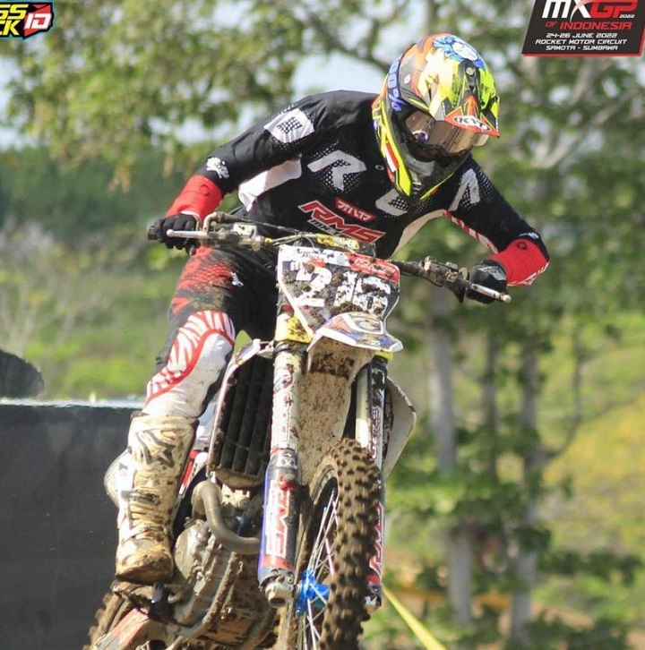 Ananda Rigi Aditya saat melewati sirkuit tersulit dan super sulit yang belum dilakukan di Indonesia sebelumnya dalam ajang seri Kejuaraan Dunia Motocross (MXGP) di Sumbawa. SP/IST
